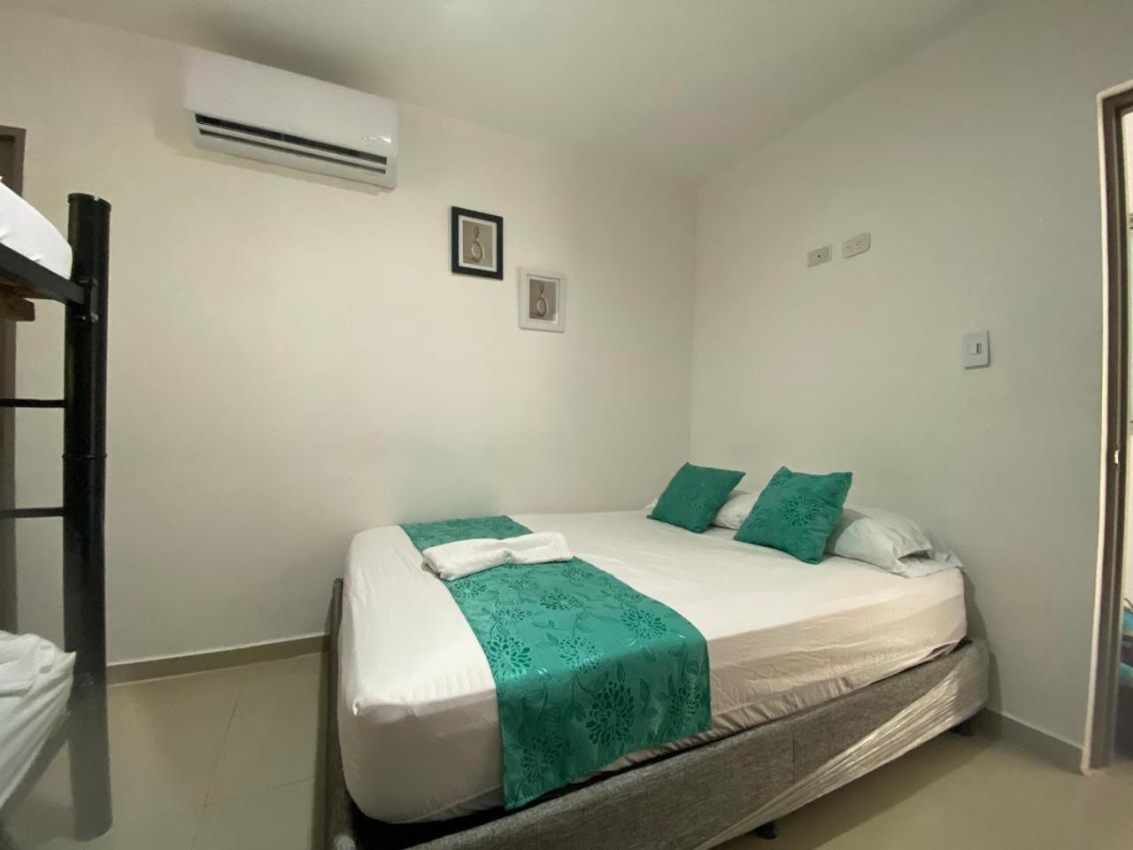 Shekinah House Pensión 3*
