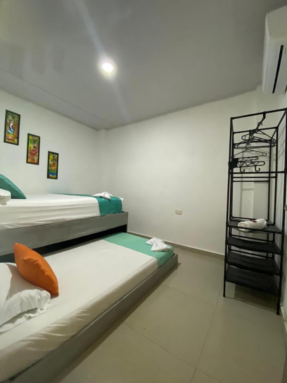 Pensión Shekinah House 3*