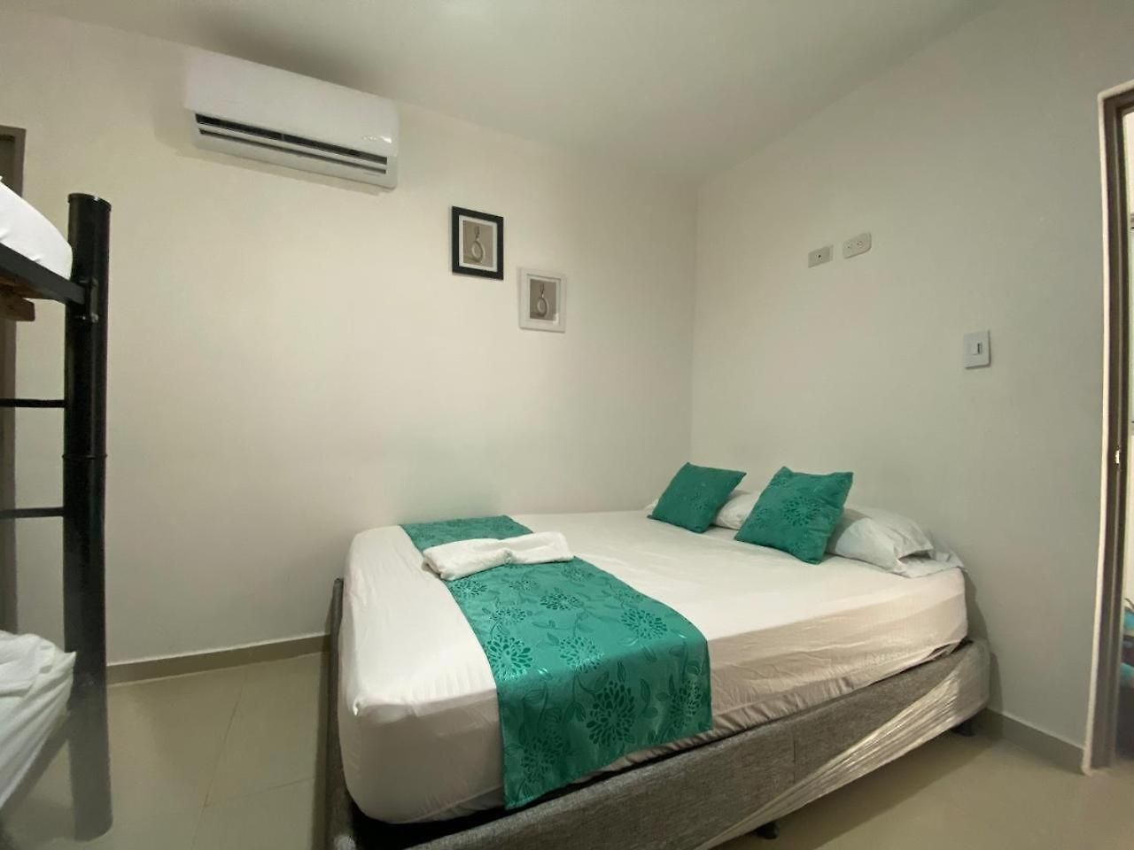 Shekinah House Pensión 3*