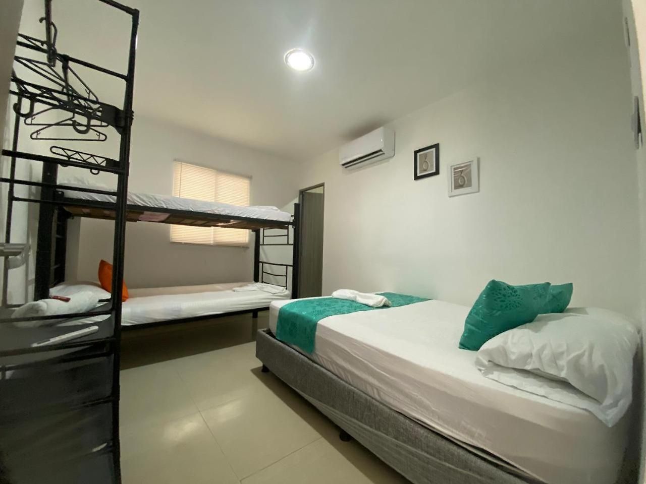 Shekinah House Pensión 3*