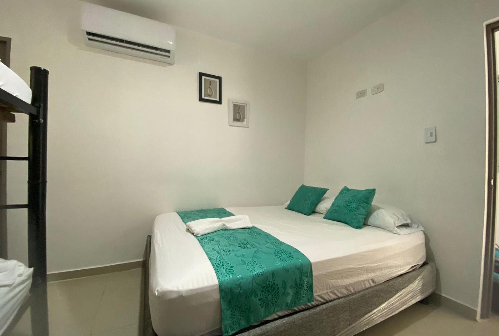 Pensión Shekinah House 3*