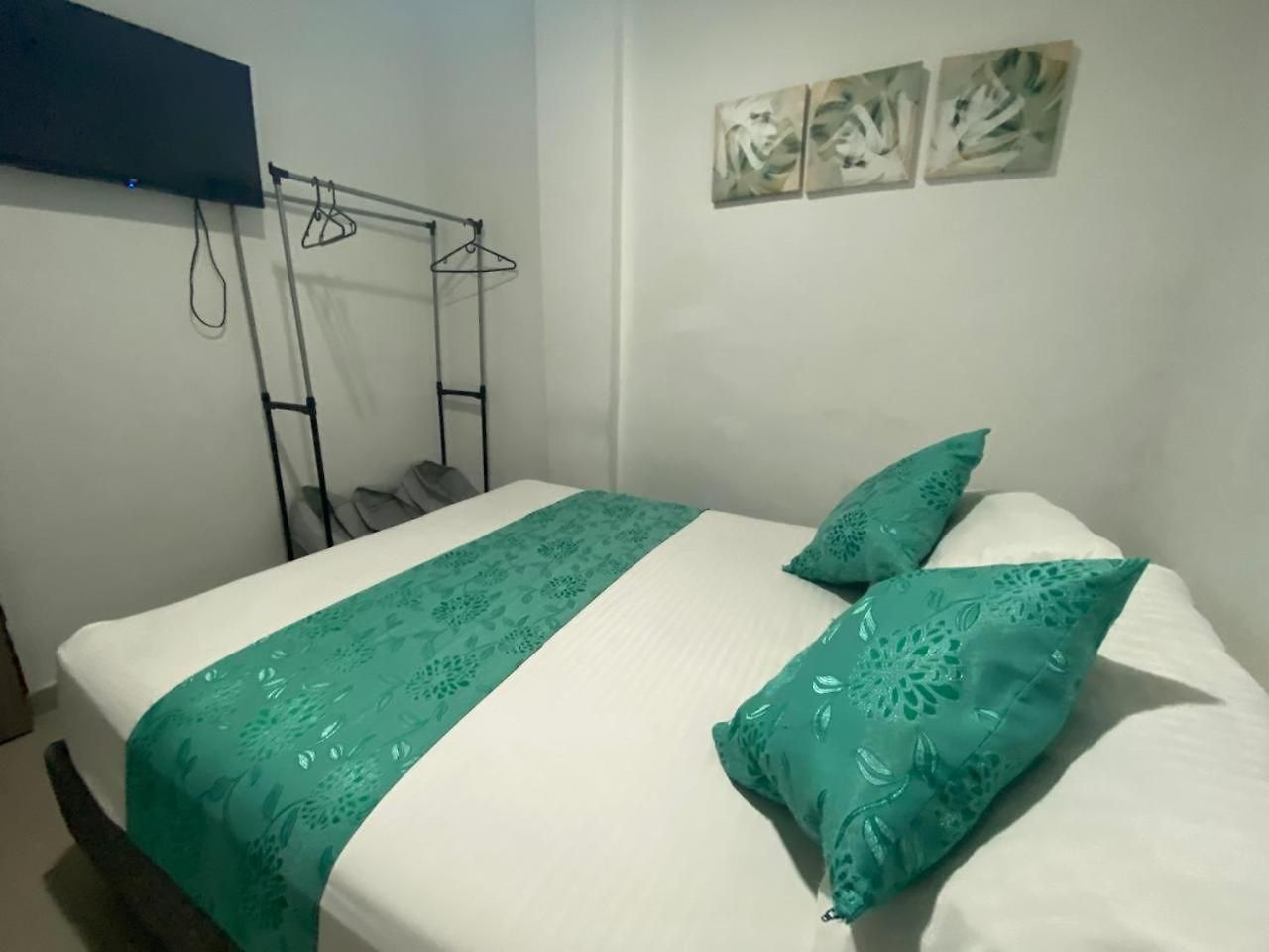 Shekinah House Pensión 3*