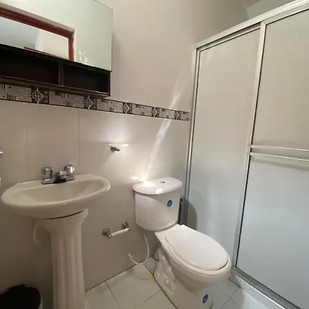 Pensión Shekinah House 3*